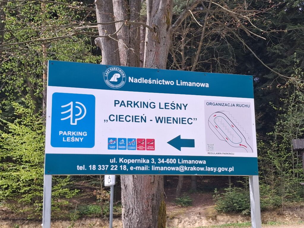 Tablica parkingu leśnego Ciecień-Wieniec w Beskidzie Wyspowym – Nadleśnictwo Limanowa