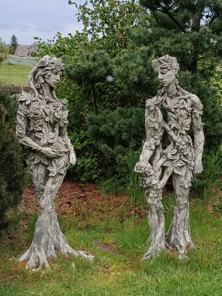 Rzeźby ogrodowe postaci z roślin i kwiatów w Hortulus Spectabilis Dobrzyca
