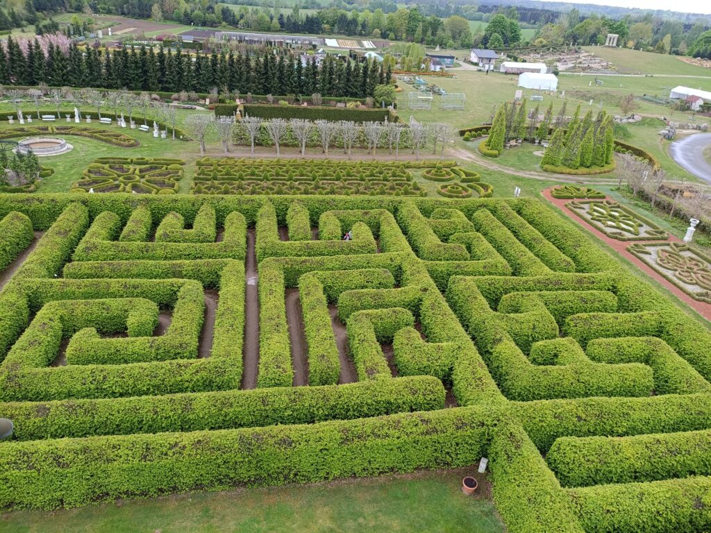 Panorama z wieży widokowej na cały teren labiryntu i ogrodów Hortulus Spectabilis Dobrzyca